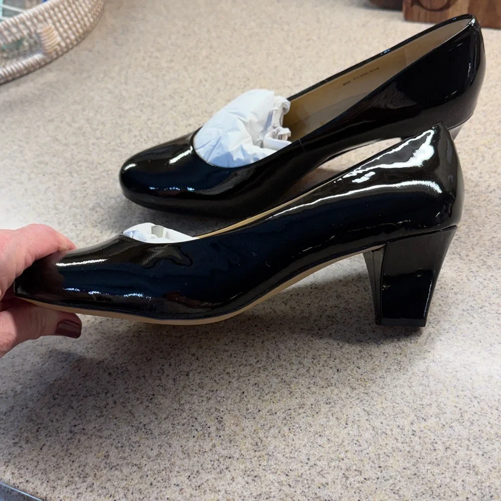 Elegant Black Women's Pumps by Trotters Leather 8 wide new
